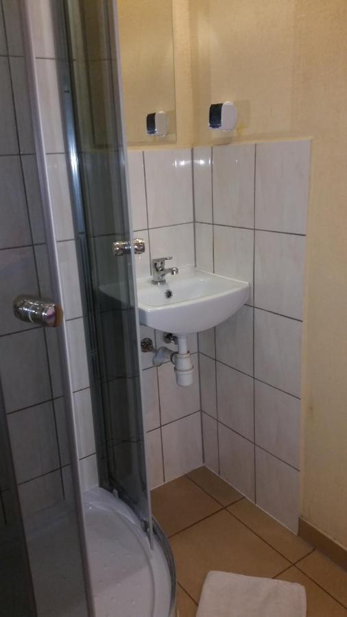Pokoje Goscinne "U Karola" Pracownicze Ścinawa Extérieur photo